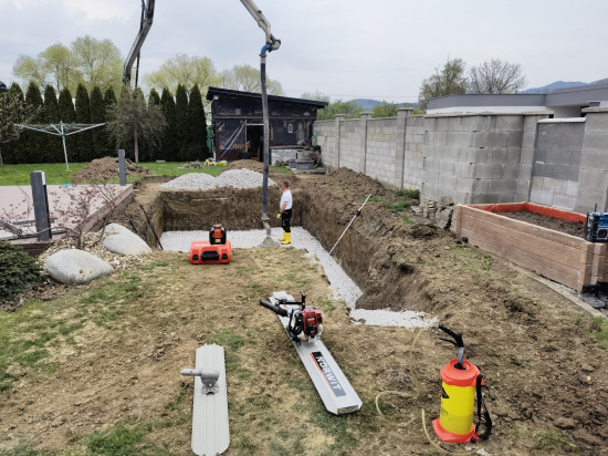 Betonáž pod bázen - betónová platňa